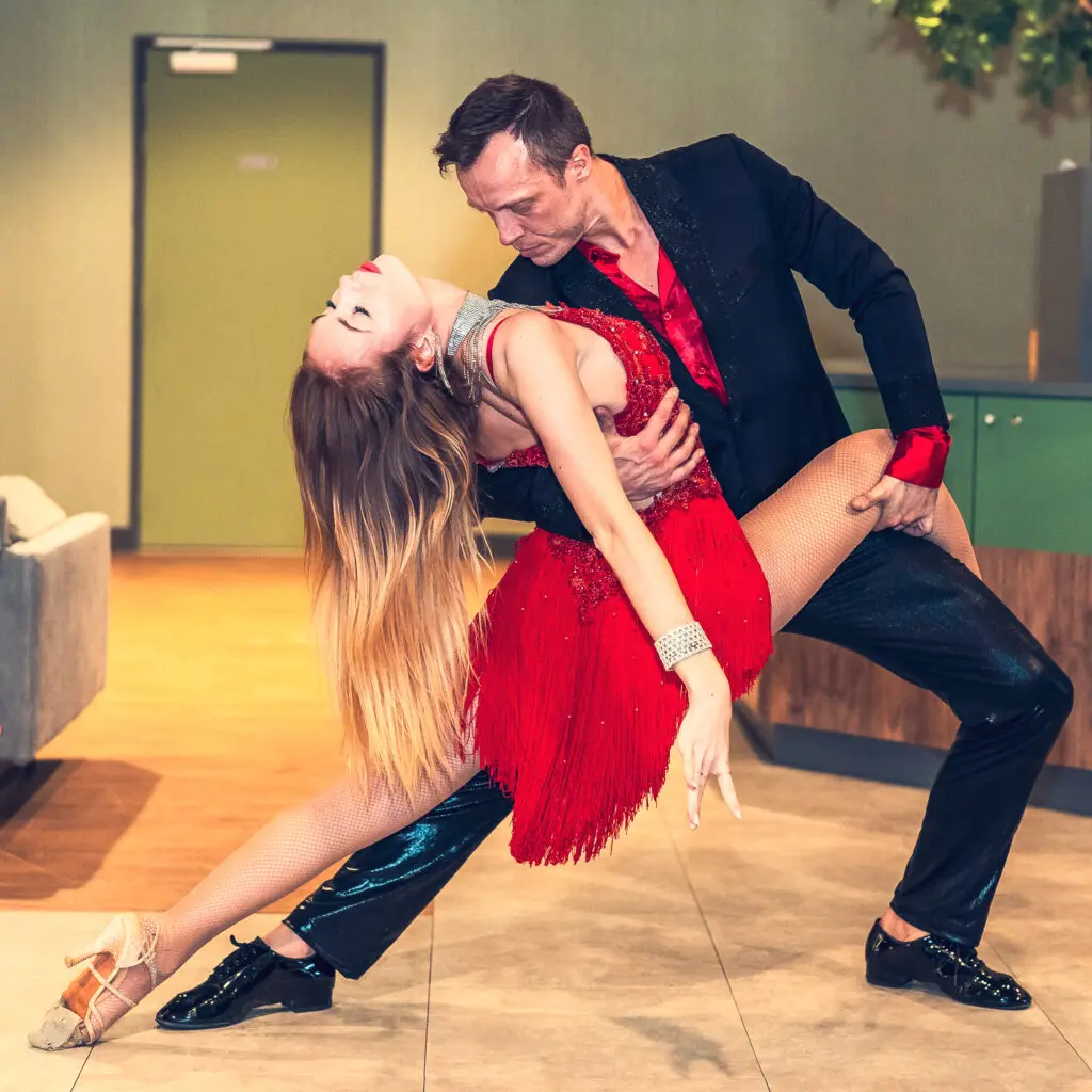 Deux danseurs adultes apprennent la salsa dans un cours à Paris
