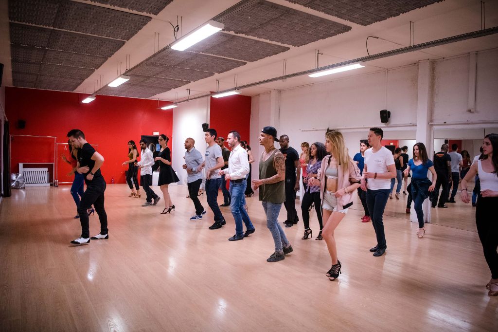 débutant timide et mal à l'aise à professeur stylé et charismatique  la transformation inspirante