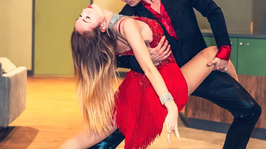 Deux danseurs adultes apprennent la salsa dans un cours à Paris