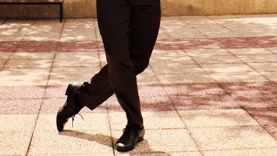 Danseurs de salsa travaillant différents styles en studio