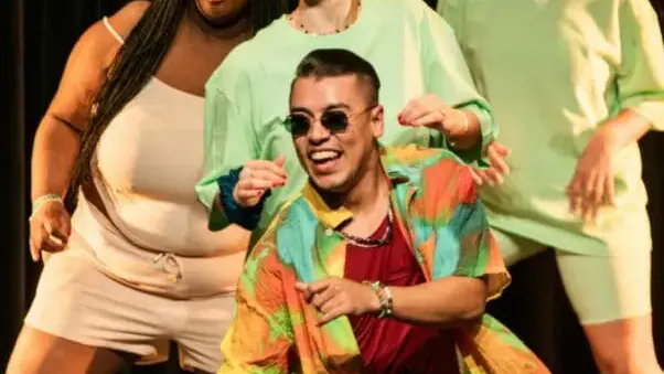 Professeur accompagnant des élèves débutants en salsa à Paris