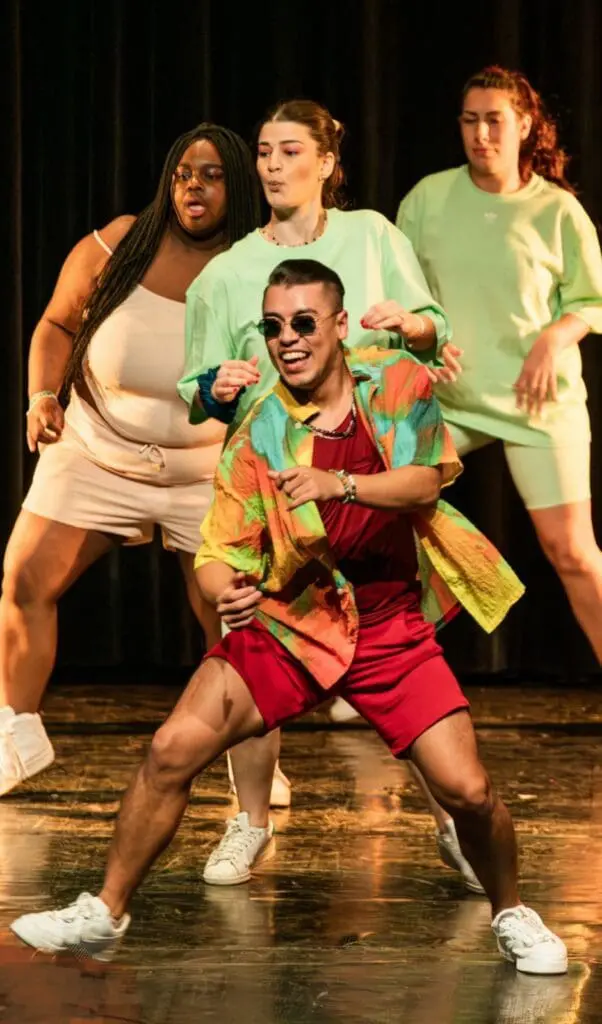 Professeur accompagnant des élèves débutants en salsa à Paris
