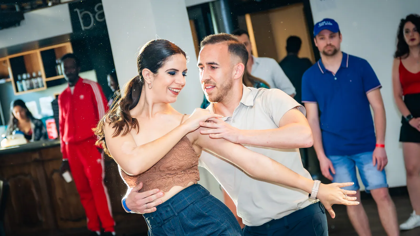 Ambiance de soirée bachata à Paris avec des danseurs de différents niveaux