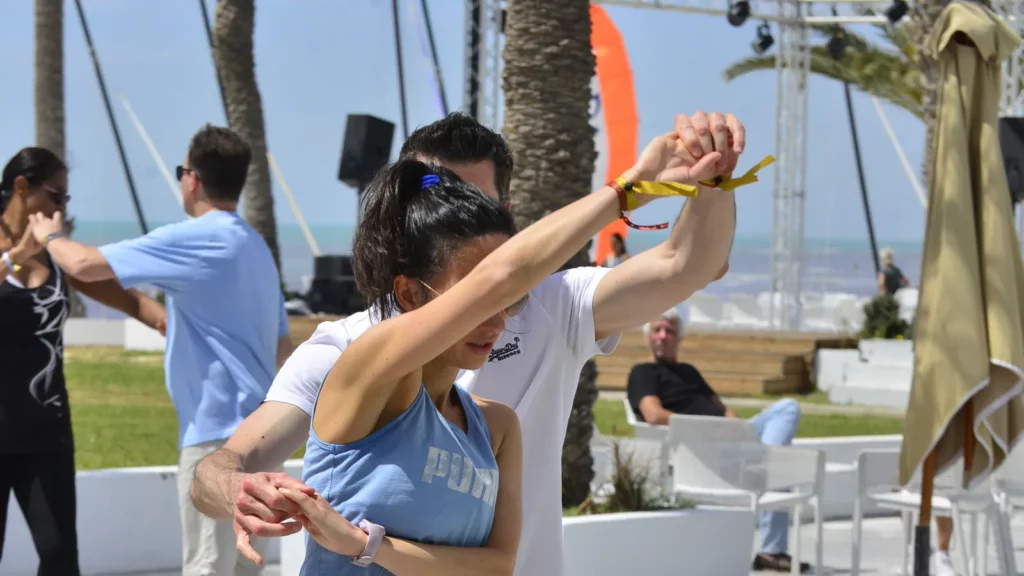 Élèves débutants apprenant les bases d’un cours de danse
