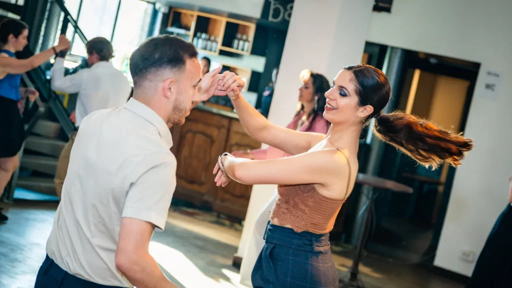 Couples adultes en cours de salsa cubaine avec déplacements circulaires