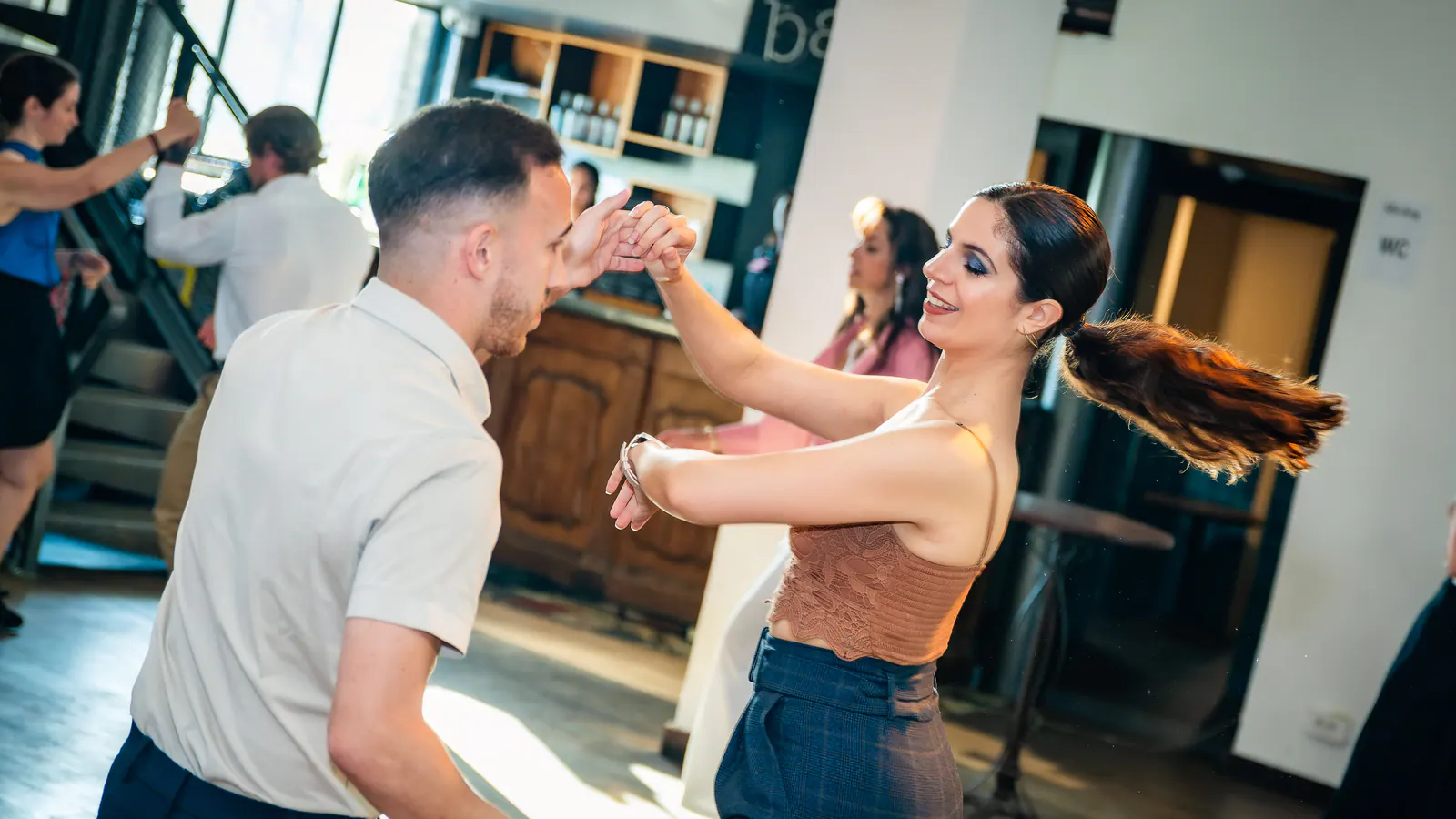 Couples adultes en cours de salsa cubaine avec déplacements circulaires