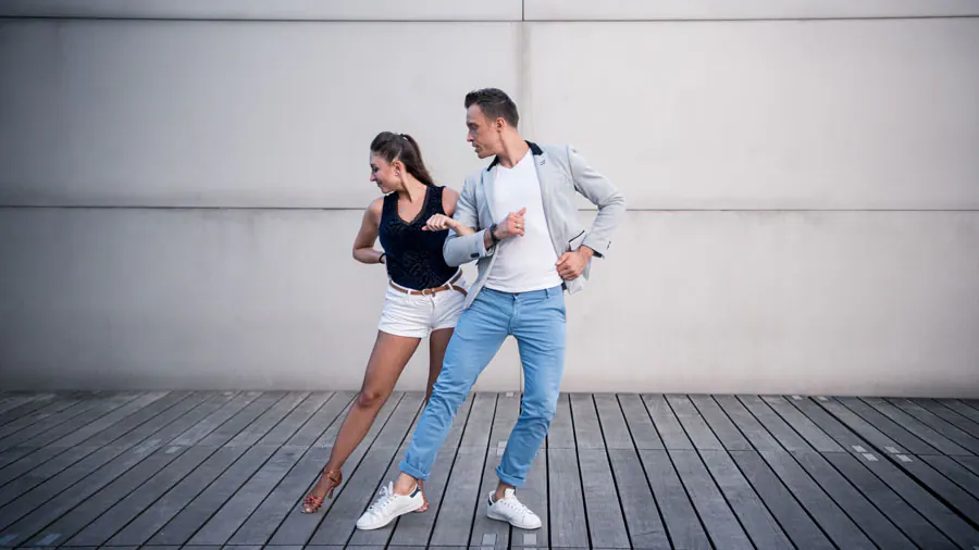 Cours de salsa portoricaine avec couples adultes travaillant les tours en ligne