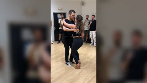 Première séance de salsa adulte débutant avec apprentissage du pas de base en groupe