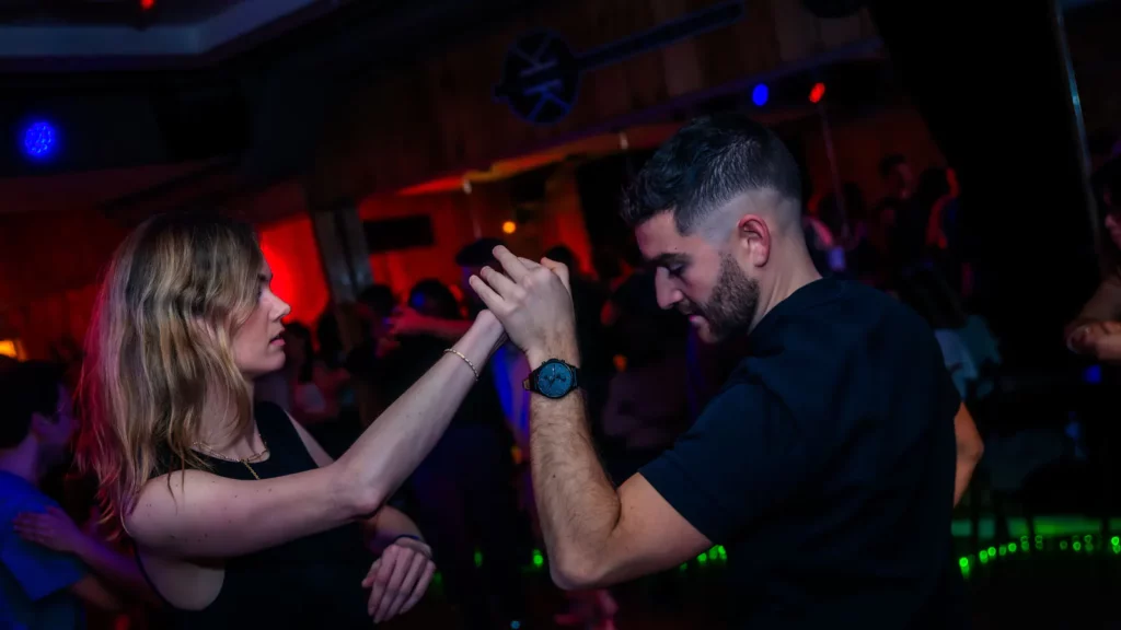 Cours de salsa adultes avec professeur et groupe d’élèves sans partenaire fixe