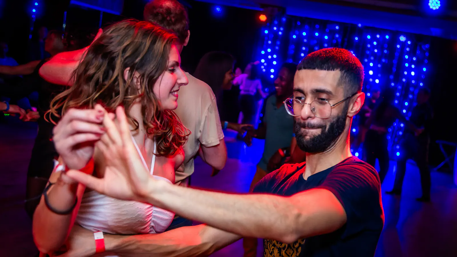 Cours adulte de salsa à Paris avec un professeur qui guide un groupe en reprise de niveau