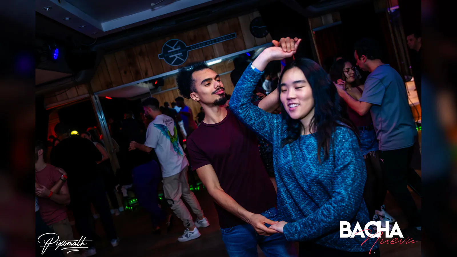 Professeur de salsa aidant des adultes à retrouver les bases de rythme et de posture