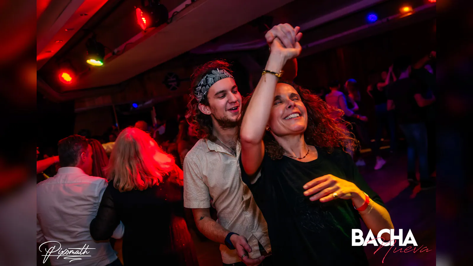 Adultes en cours de salsa cubaine, portoricaine ou colombienne à Paris
