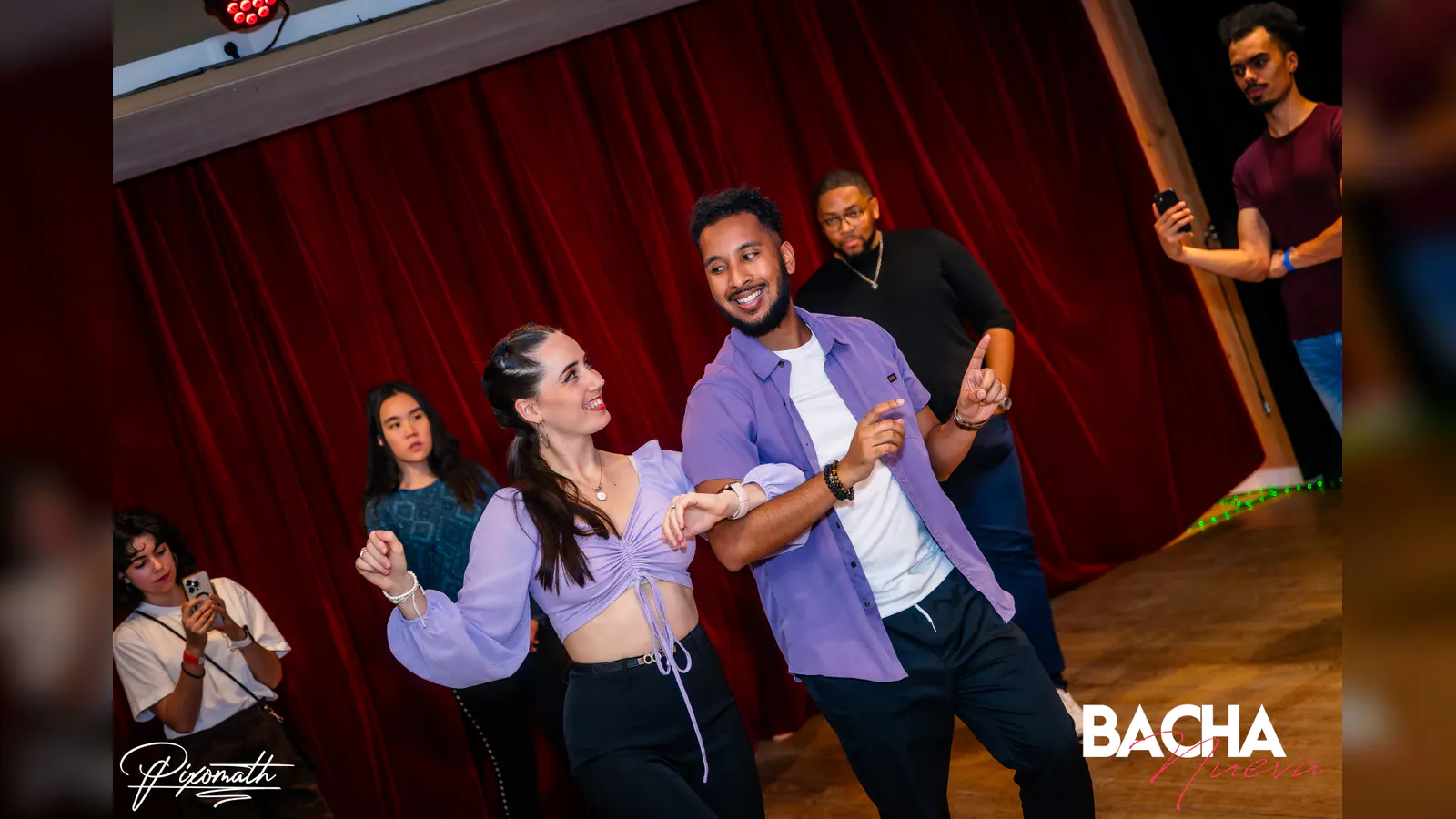 Groupe adulte débutant en cours de salsa et danses latines à Paris