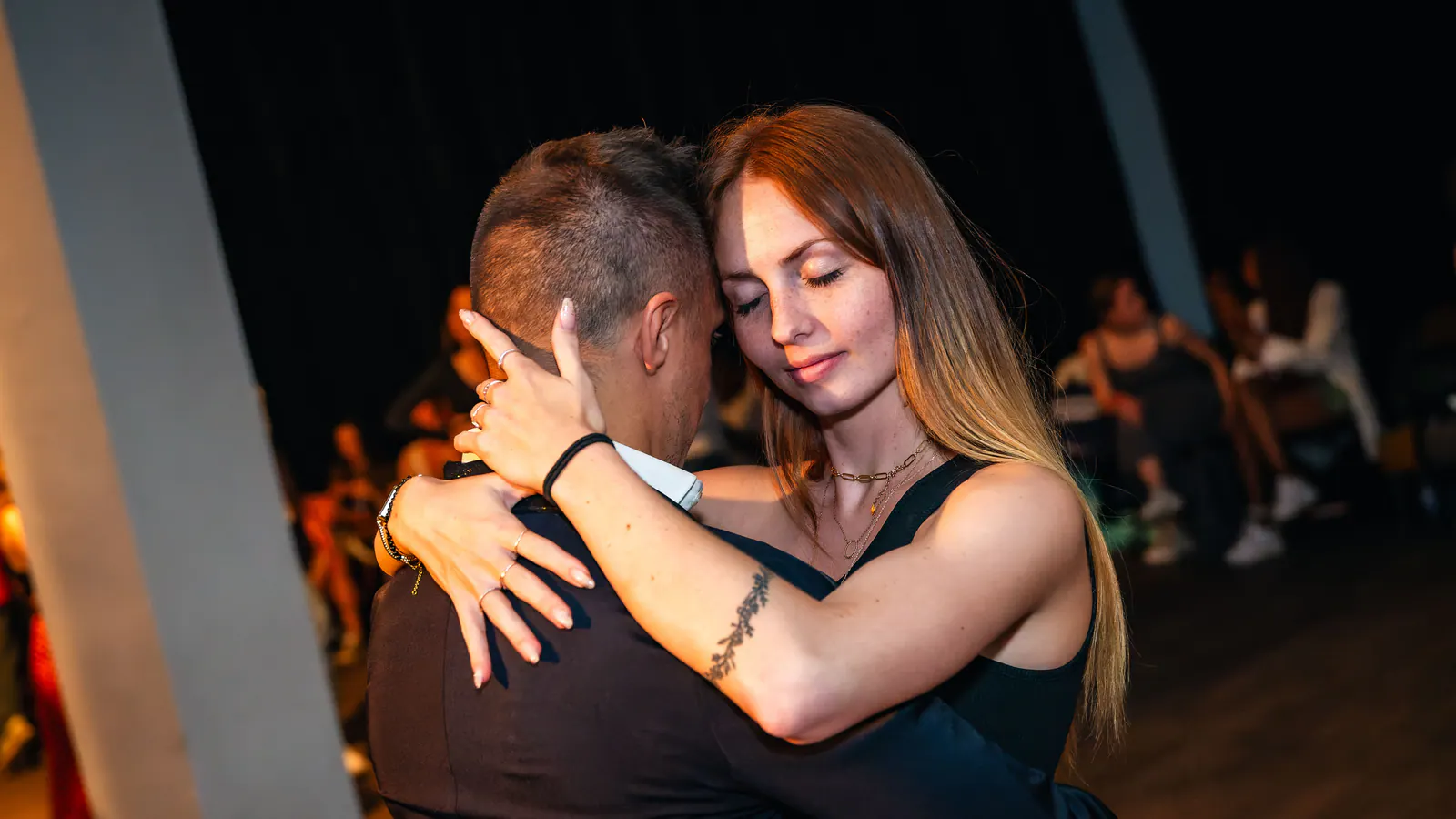 Cours de bachata à Paris avec un professeur guidant des adultes débutants sur le pas de base