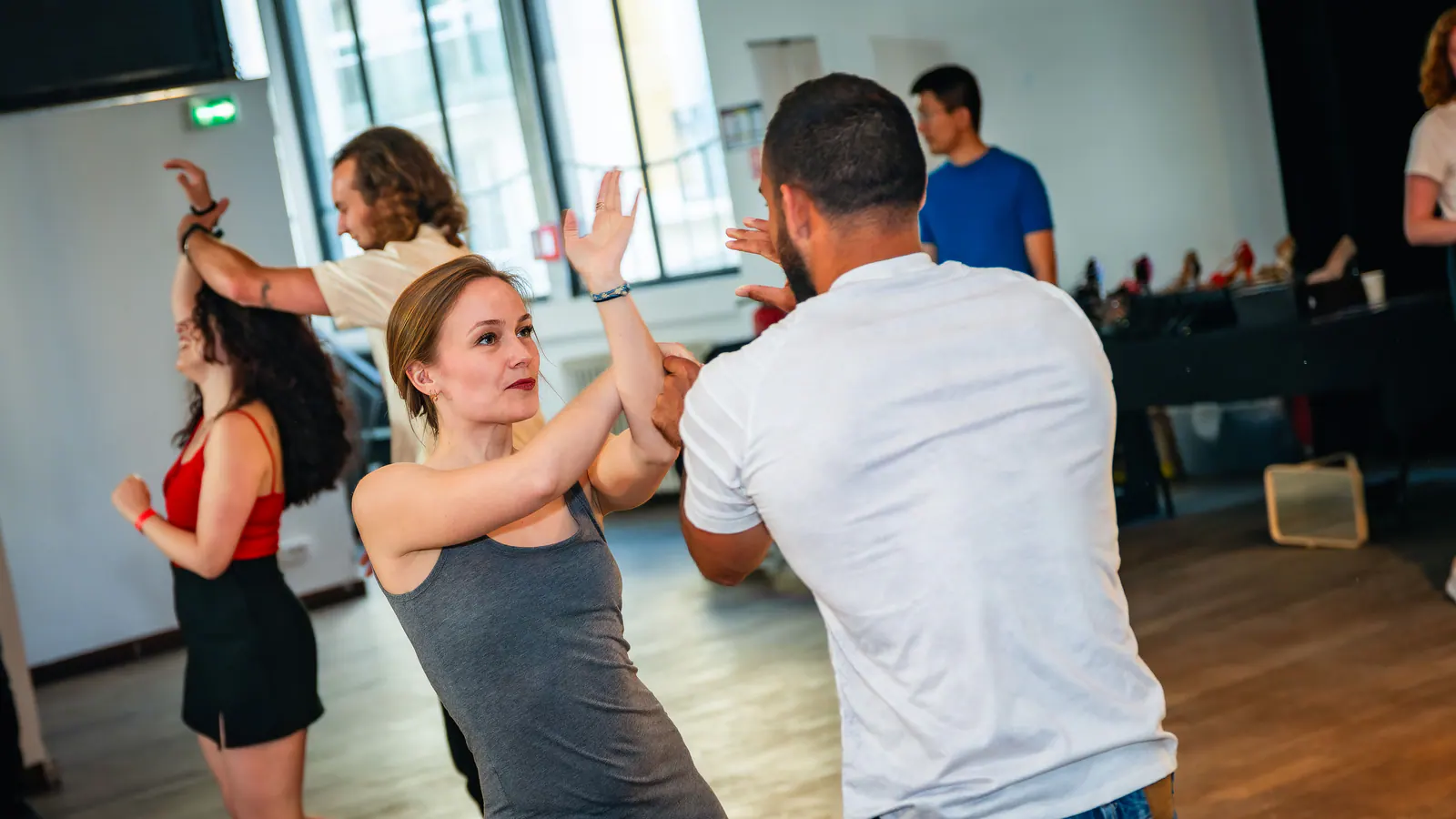 Cours adulte de salsa portoricaine débutant avec démonstration d’un déplacement en ligne