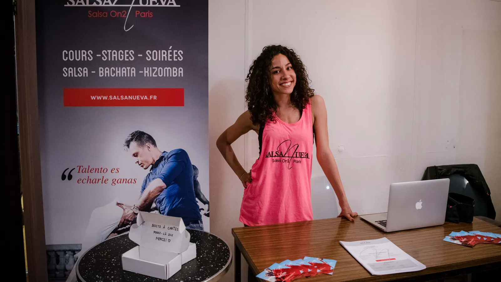 Élèves adultes débutants suivant un professeur dans un cours de danse