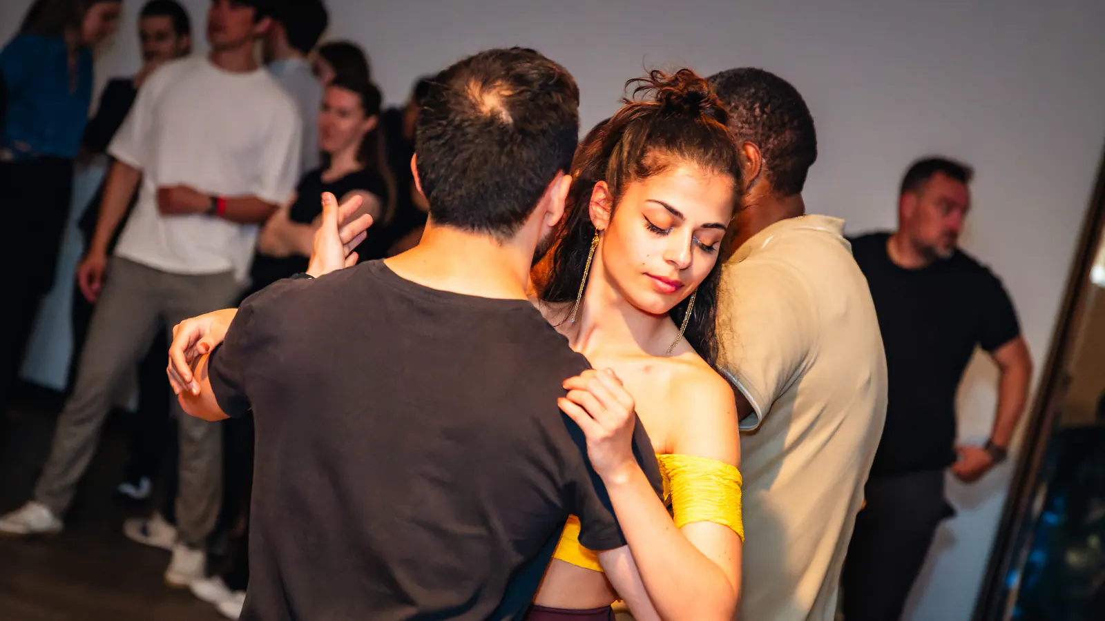 Adultes en cours de bachata à Paris travaillant la connexion et le guidage en couple
