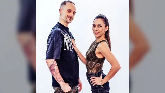 Groupe adulte en cours de bachata à Paris pratiquant des tours simples en couple